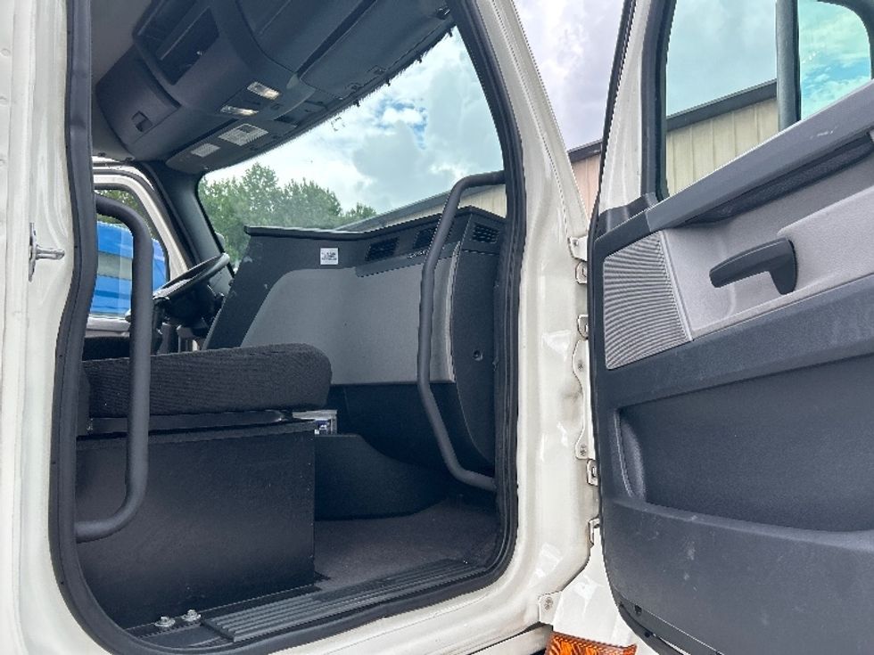 Day Cab Tractor-Heavy Duty Tractors-Freightliner-2020-T12664ST-Anderson-SC-174,100\n\t\tmiles-$ 62,750 - Image 12