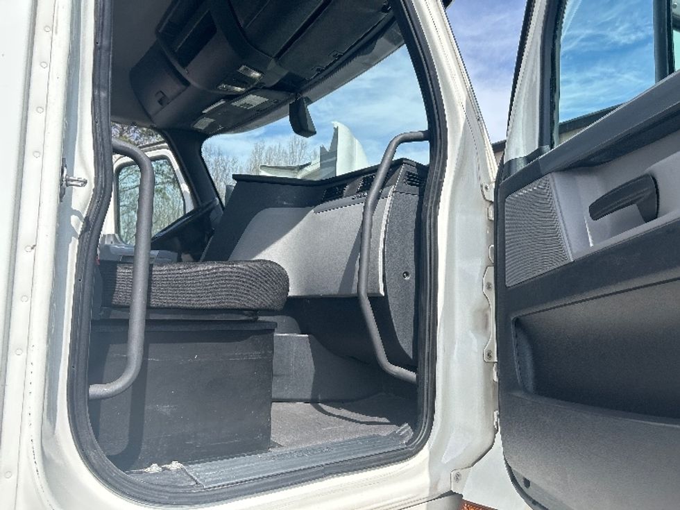 Day Cab Tractor-Heavy Duty Tractors-Freightliner-2020-T12664ST-Anderson-SC-453,064\n\t\tmiles-$ 47,500 - Image 12