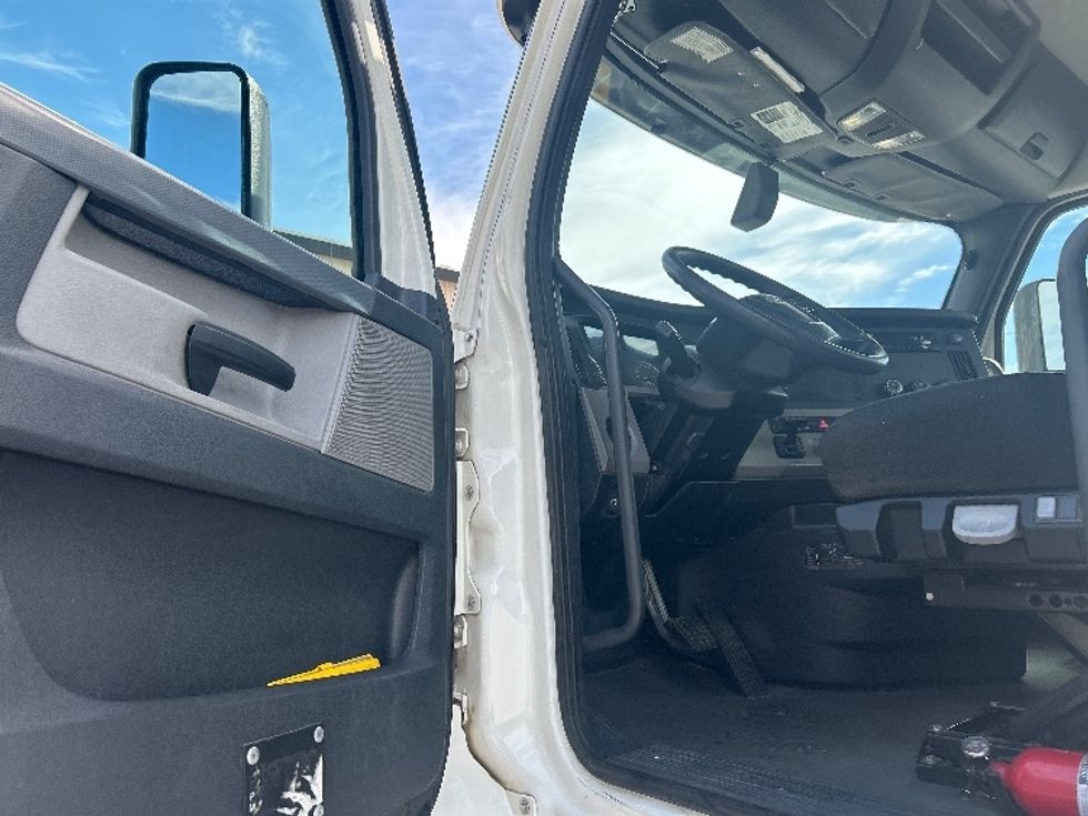 Day Cab Tractor-Heavy Duty Tractors-Freightliner-2020-T12664ST-Anderson-SC-453,064\n\t\tmiles-$ 47,500 - Image 9