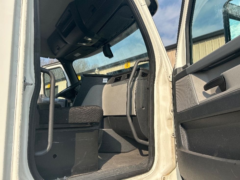 Day Cab Tractor-Heavy Duty Tractors-Freightliner-2020-T12664ST-Anderson-SC-542,416\n\t\tmiles-$ 39,750 - Image 12