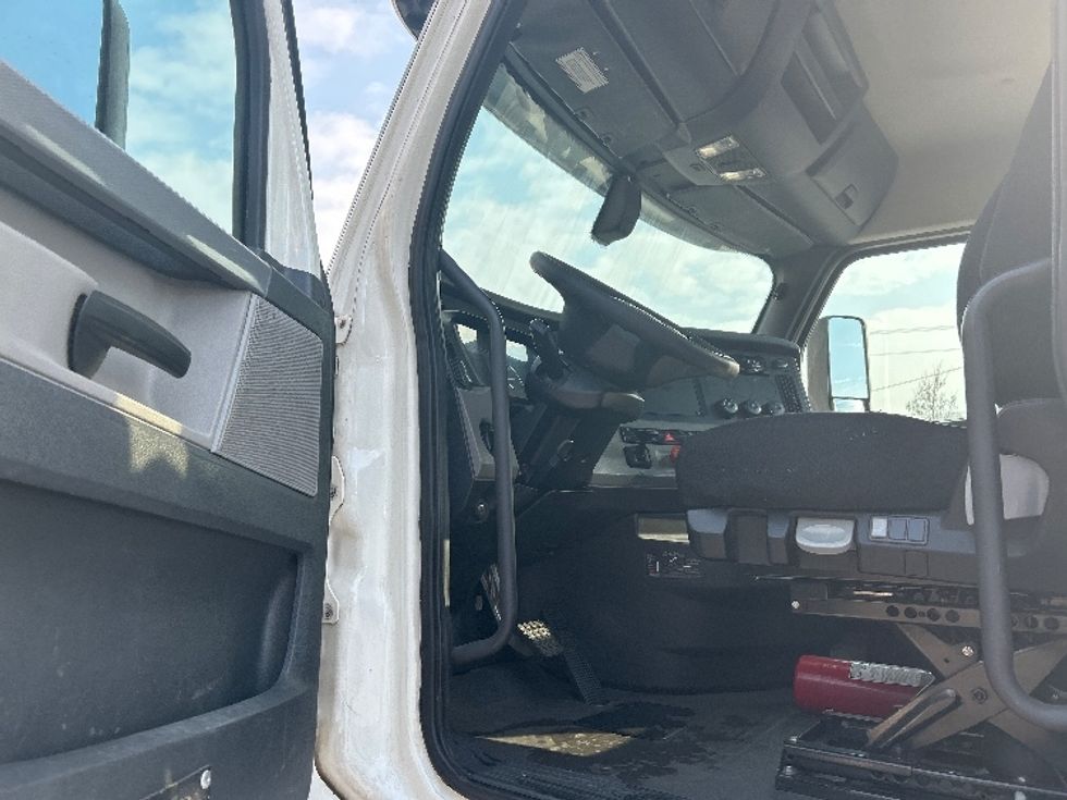 Day Cab Tractor-Heavy Duty Tractors-Freightliner-2020-T12664ST-Anderson-SC-542,416\n\t\tmiles-$ 39,750 - Image 9