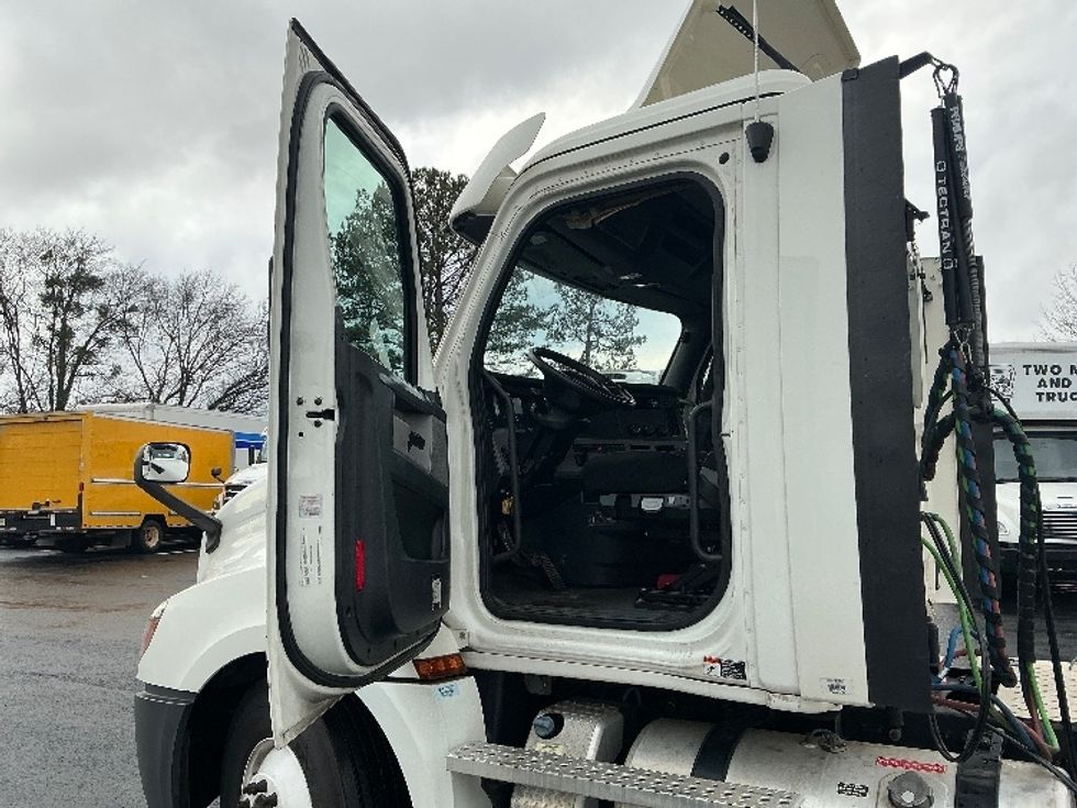 Day Cab Tractor-Heavy Duty Tractors-Freightliner-2020-T12664ST-Atlanta (Forest Park)-GA-442,848\n\t\tmiles-$ 47,500 - Image 9