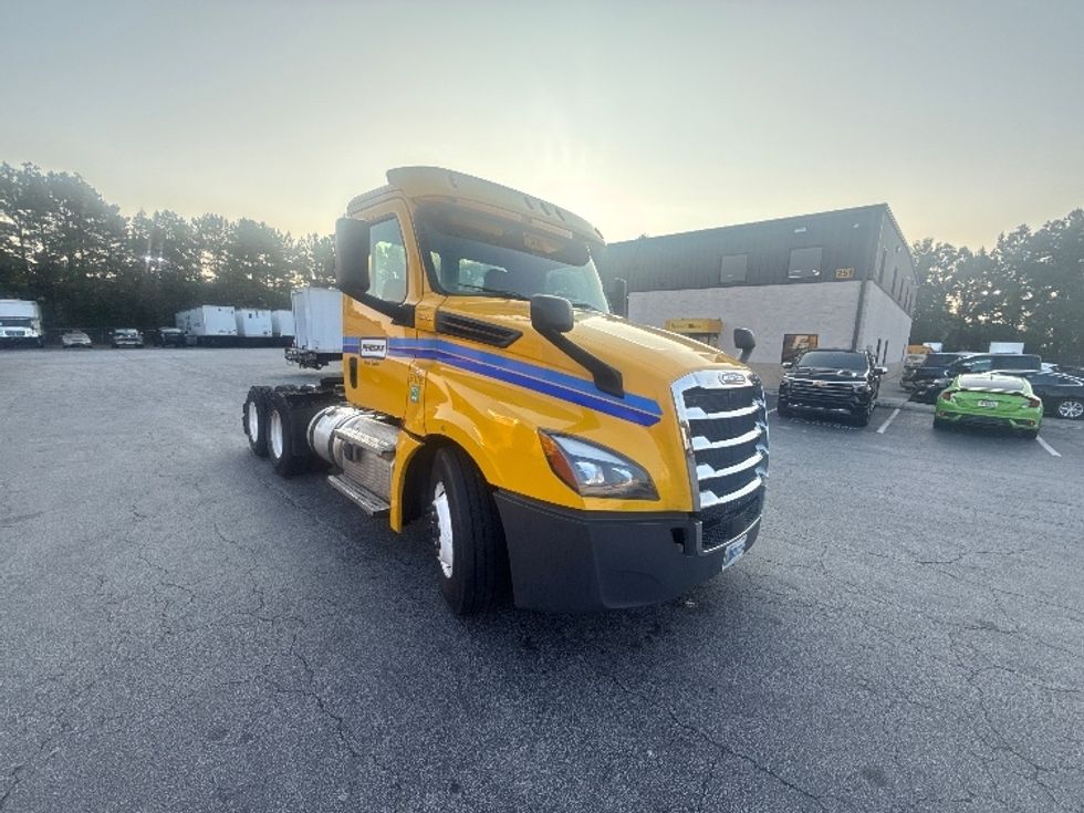 Day Cab Tractor-Heavy Duty Tractors-Freightliner-2020-T12664ST-Atlanta (Forest Park)-GA-479,728\n\t\tmiles-$ 44,000 - Image 1