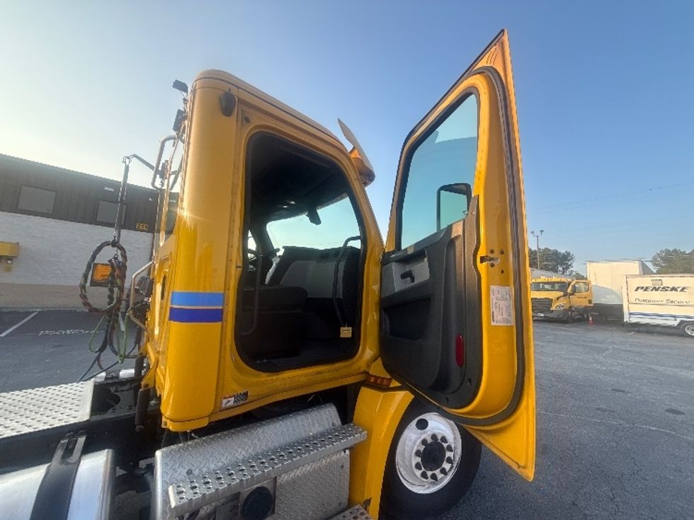 Day Cab Tractor-Heavy Duty Tractors-Freightliner-2020-T12664ST-Atlanta (Forest Park)-GA-479,728\n\t\tmiles-$ 44,000 - Image 12
