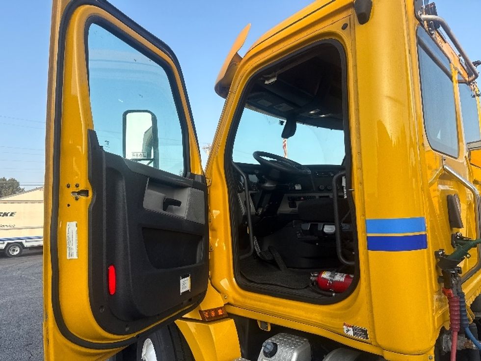Day Cab Tractor-Heavy Duty Tractors-Freightliner-2020-T12664ST-Atlanta (Forest Park)-GA-479,728\n\t\tmiles-$ 44,000 - Image 9