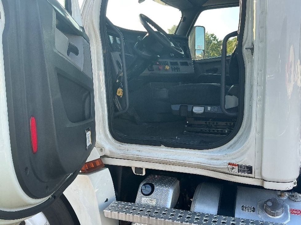 Day Cab Tractor-Heavy Duty Tractors-Freightliner-2020-T12664ST-Atlanta (Forest Park)-GA-576,807\n\t\tmiles-$ 38,000 - Image 9