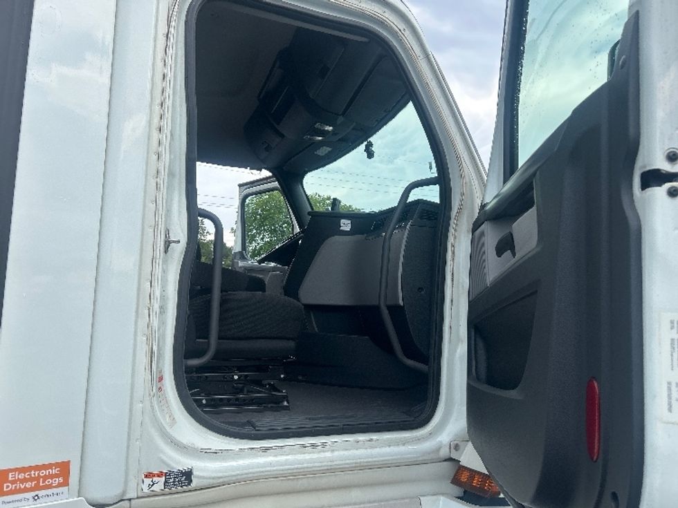 Day Cab Tractor-Heavy Duty Tractors-Freightliner-2020-T12664ST-Atlanta-GA-199,785\n\t\tmiles-$ 59,250 - Image 12