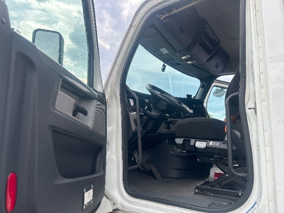 Day Cab Tractor-Heavy Duty Tractors-Freightliner-2020-T12664ST-Atlanta-GA-199,785\n\t\tmiles-$ 59,250 - Image 9