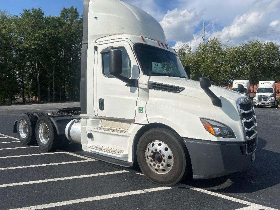 Day Cab Tractor-Heavy Duty Tractors-Freightliner-2020-T12664ST-Atlanta-GA-536,864\n\t\tmiles-$ 43,000 - Image 1