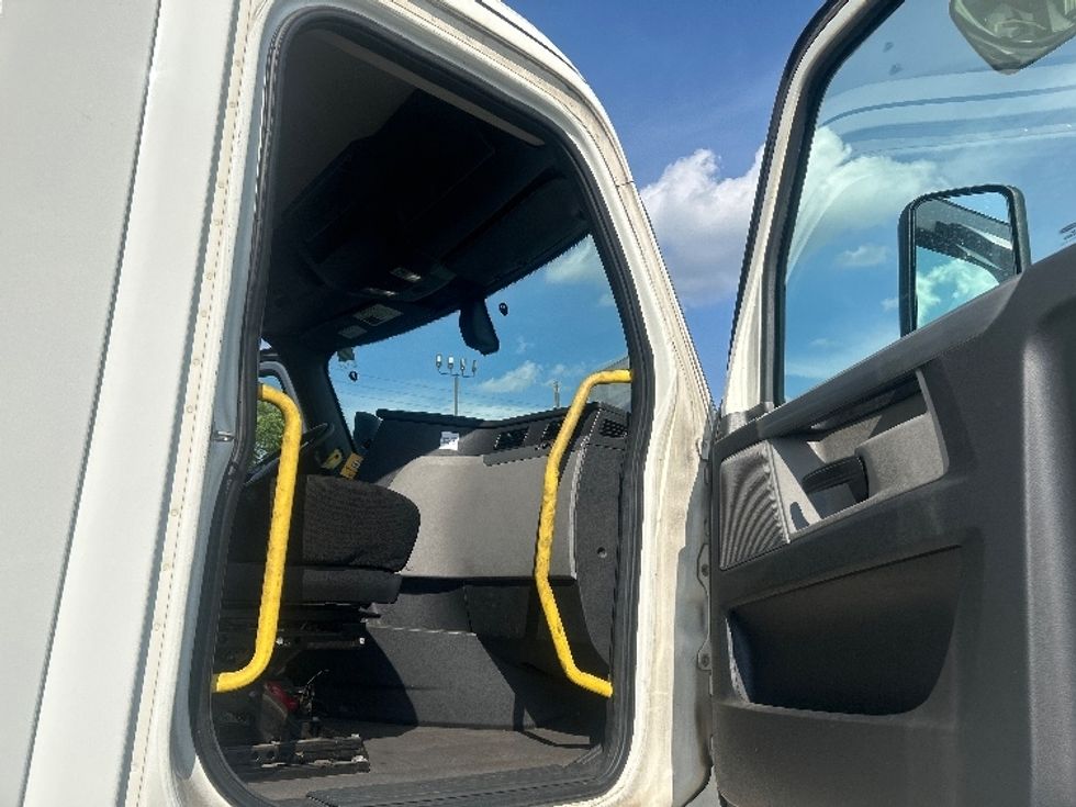 Day Cab Tractor-Heavy Duty Tractors-Freightliner-2020-T12664ST-Atlanta-GA-536,864\n\t\tmiles-$ 43,000 - Image 12