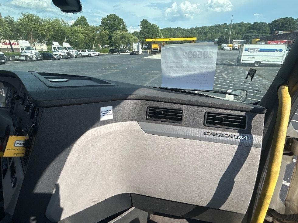 Day Cab Tractor-Heavy Duty Tractors-Freightliner-2020-T12664ST-Atlanta-GA-536,864\n\t\tmiles-$ 43,000 - Image 13