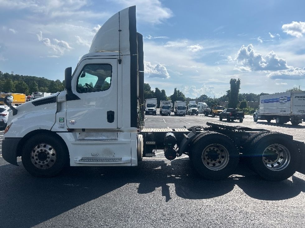 Day Cab Tractor-Heavy Duty Tractors-Freightliner-2020-T12664ST-Atlanta-GA-536,864\n\t\tmiles-$ 43,000 - Image 4