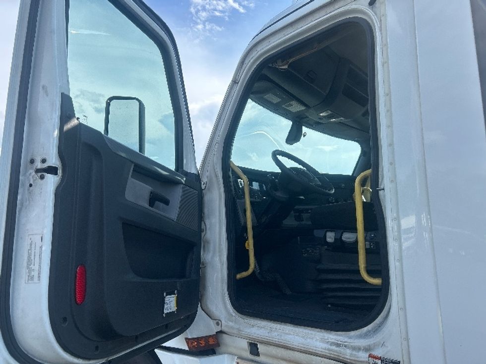 Day Cab Tractor-Heavy Duty Tractors-Freightliner-2020-T12664ST-Atlanta-GA-536,864\n\t\tmiles-$ 43,000 - Image 9