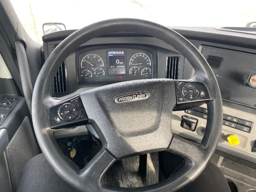 Day Cab Tractor-Heavy Duty Tractors-Freightliner-2020-T12664ST-Auburn-MA-265,075\n\t\tmiles-$ 53,500 - Image 11