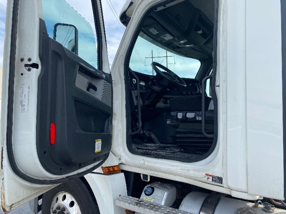 Day Cab Tractor-Heavy Duty Tractors-Freightliner-2020-T12664ST-Auburn-MA-265,075\n\t\tmiles-$ 53,500 - Image 9