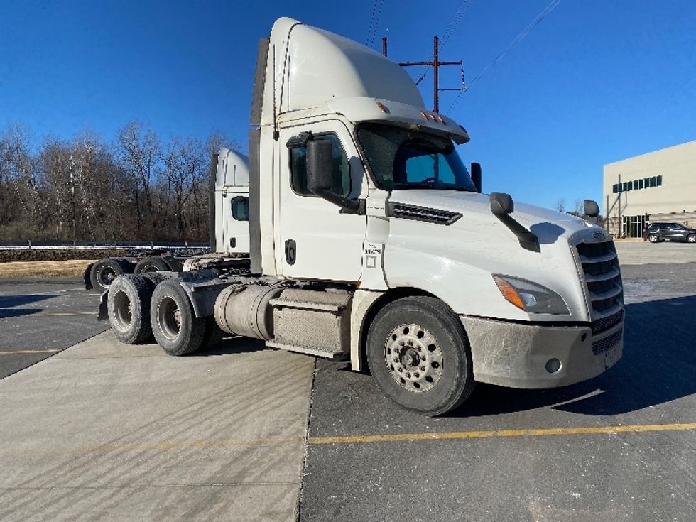 Day Cab Tractor-Heavy Duty Tractors-Freightliner-2020-T12664ST-Auburn-MA-314,557\n\t\tmiles-$ 51,500 - Image 1