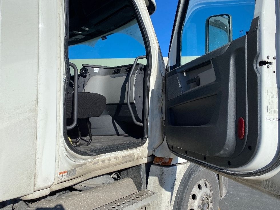 Day Cab Tractor-Heavy Duty Tractors-Freightliner-2020-T12664ST-Auburn-MA-314,557\n\t\tmiles-$ 51,500 - Image 12