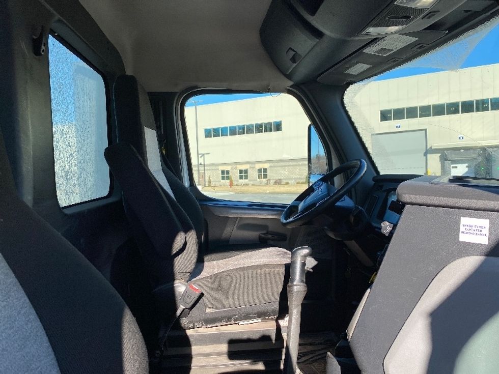 Day Cab Tractor-Heavy Duty Tractors-Freightliner-2020-T12664ST-Auburn-MA-326,805\n\t\tmiles-$ 51,000 - Image 14