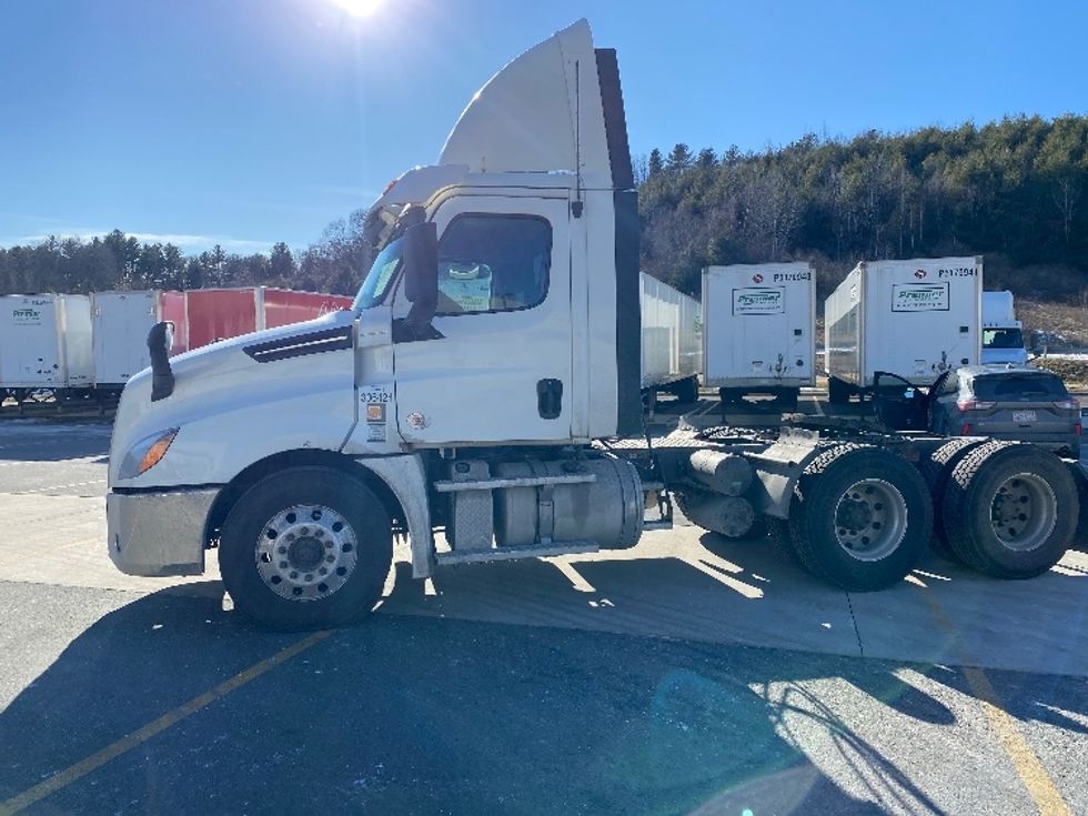 Day Cab Tractor-Heavy Duty Tractors-Freightliner-2020-T12664ST-Auburn-MA-326,805\n\t\tmiles-$ 51,000 - Image 4