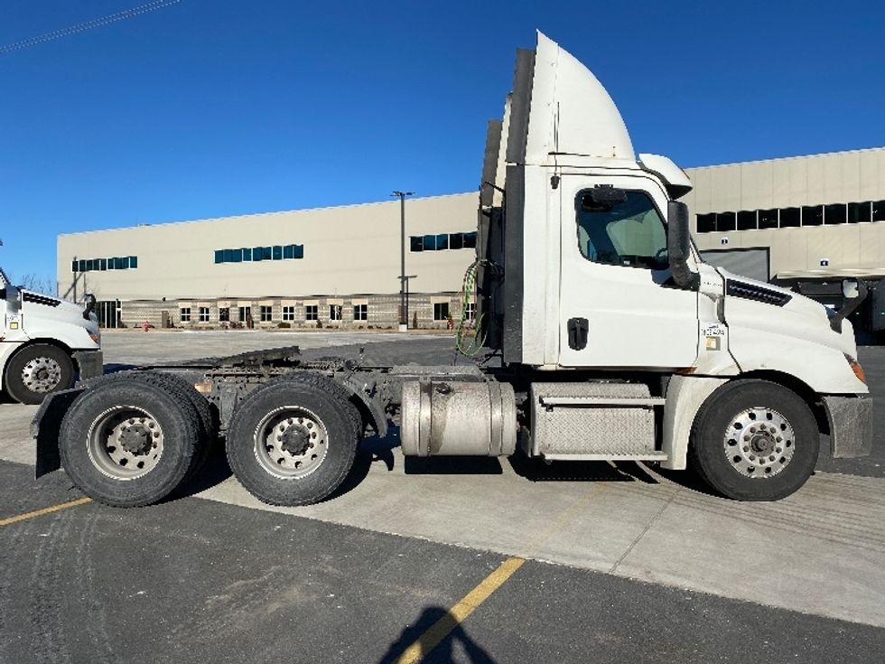 Day Cab Tractor-Heavy Duty Tractors-Freightliner-2020-T12664ST-Auburn-MA-326,805\n\t\tmiles-$ 51,000 - Image 8
