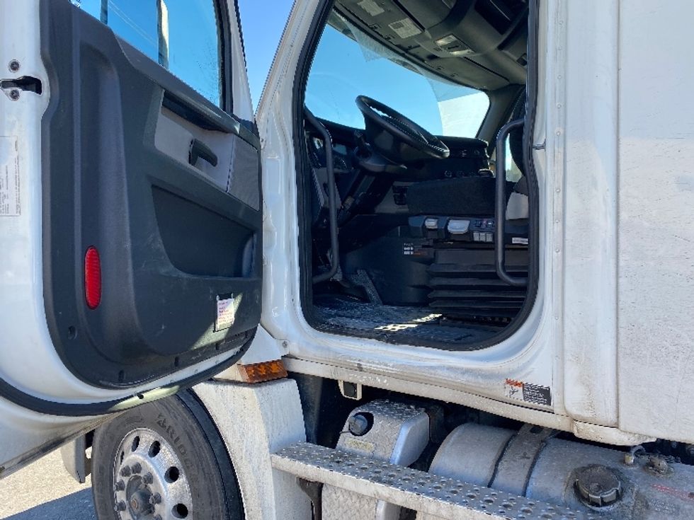 Day Cab Tractor-Heavy Duty Tractors-Freightliner-2020-T12664ST-Auburn-MA-326,805\n\t\tmiles-$ 51,000 - Image 9