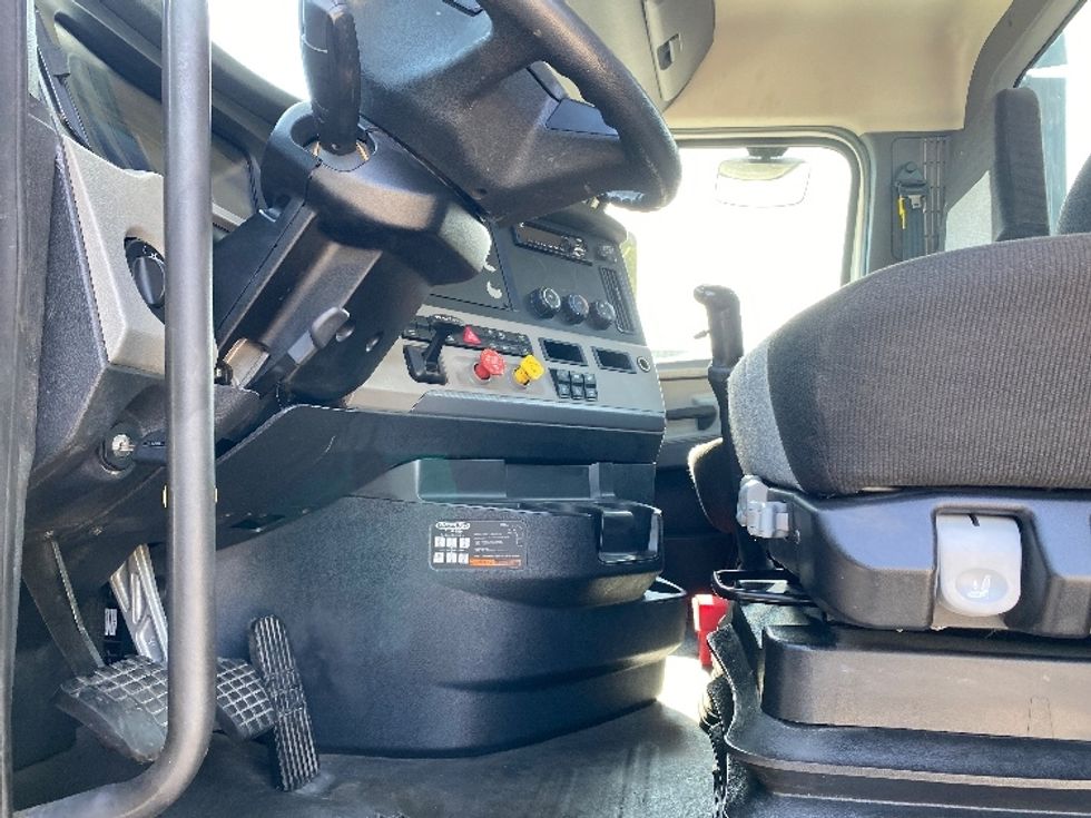 Day Cab Tractor-Heavy Duty Tractors-Freightliner-2020-T12664ST-Auburn-MA-411,735\n\t\tmiles-$ 47,750 - Image 10