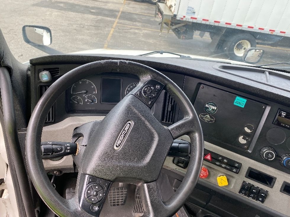 Day Cab Tractor-Heavy Duty Tractors-Freightliner-2020-T12664ST-Auburn-MA-411,735\n\t\tmiles-$ 47,750 - Image 11