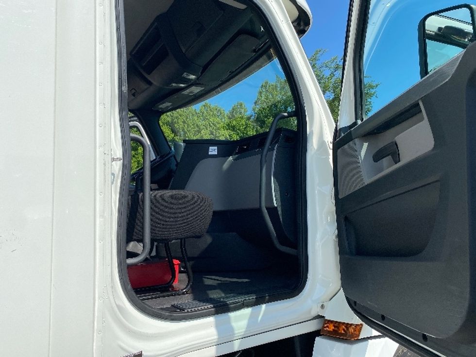 Day Cab Tractor-Heavy Duty Tractors-Freightliner-2020-T12664ST-Auburn-MA-411,735\n\t\tmiles-$ 47,750 - Image 12