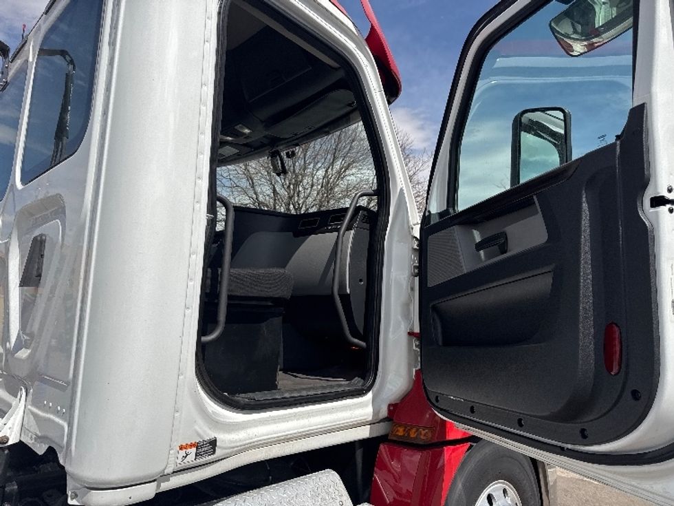 Day Cab Tractor-Heavy Duty Tractors-Freightliner-2020-T12664ST-Aurora-CO-215,158\n\t\tmiles-$ 71,750 - Image 12