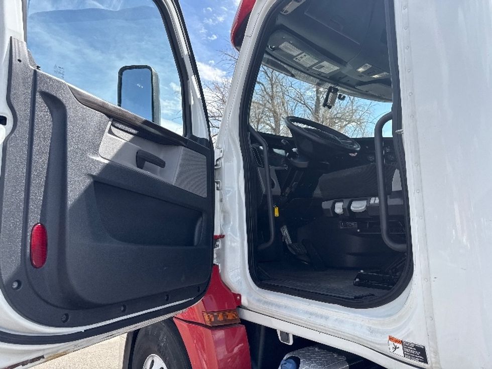 Day Cab Tractor-Heavy Duty Tractors-Freightliner-2020-T12664ST-Aurora-CO-215,158\n\t\tmiles-$ 71,750 - Image 9