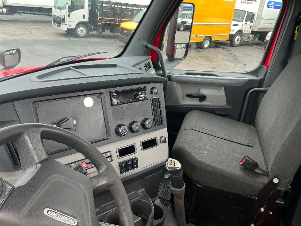 Day Cab Tractor-Heavy Duty Tractors-Freightliner-2020-T12664ST-Austin-TX-302,744\n\t\tmiles-$ 58,250 - Image 10