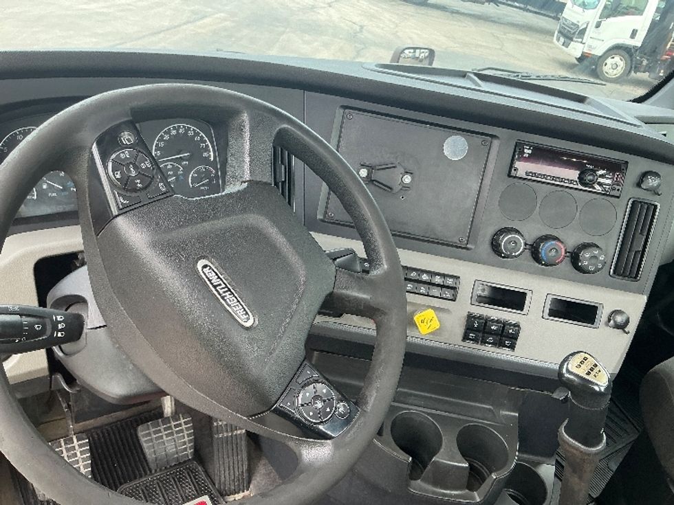 Day Cab Tractor-Heavy Duty Tractors-Freightliner-2020-T12664ST-Austin-TX-302,744\n\t\tmiles-$ 58,250 - Image 11