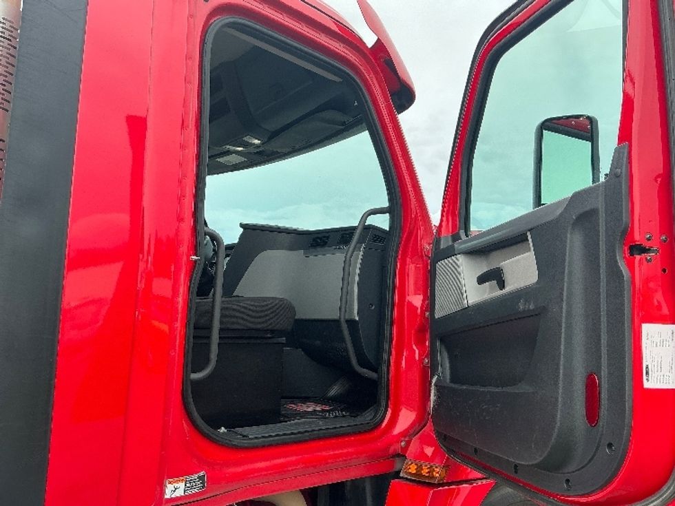Day Cab Tractor-Heavy Duty Tractors-Freightliner-2020-T12664ST-Austin-TX-302,744\n\t\tmiles-$ 58,250 - Image 12