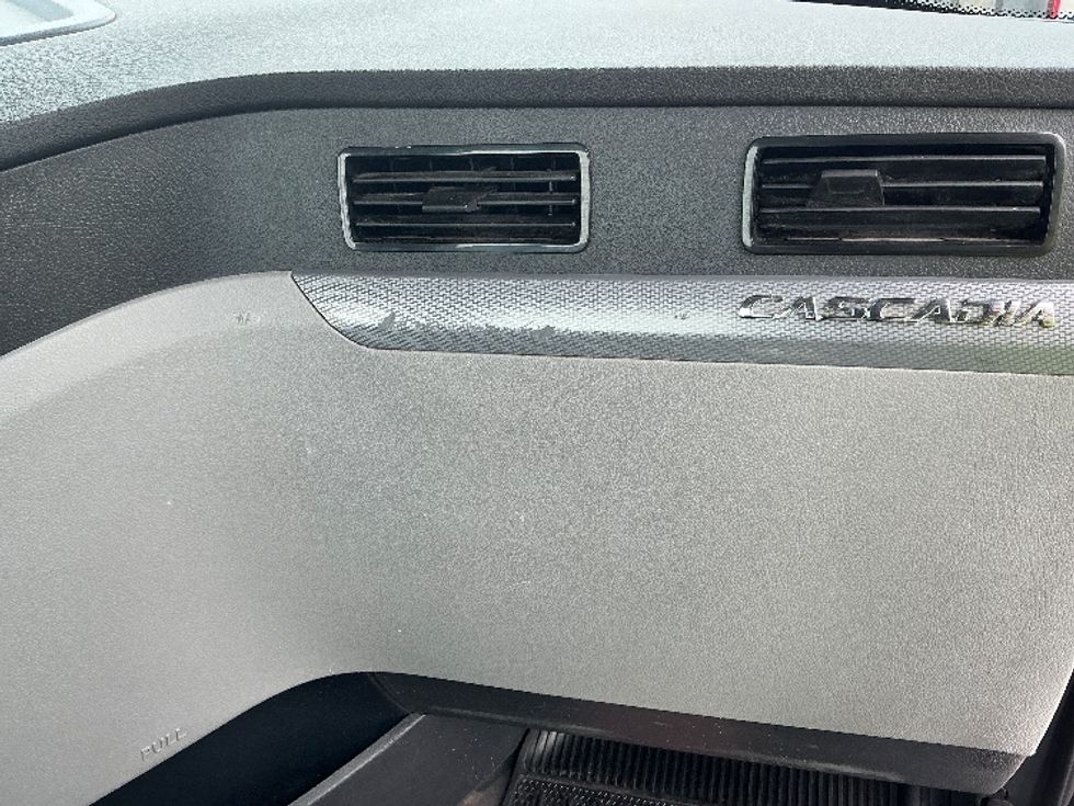 Day Cab Tractor-Heavy Duty Tractors-Freightliner-2020-T12664ST-Austin-TX-302,744\n\t\tmiles-$ 58,250 - Image 13