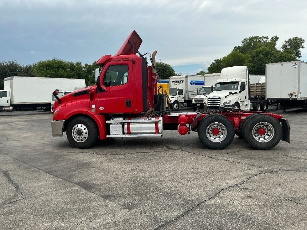 Day Cab Tractor-Heavy Duty Tractors-Freightliner-2020-T12664ST-Austin-TX-302,744\n\t\tmiles-$ 58,250 - Image 4