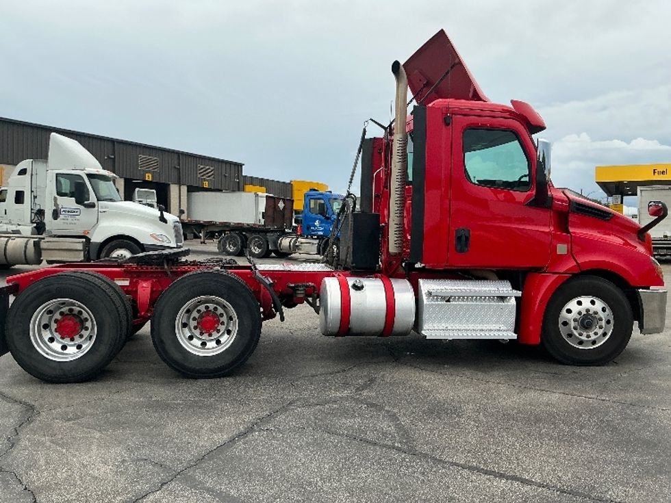 Day Cab Tractor-Heavy Duty Tractors-Freightliner-2020-T12664ST-Austin-TX-302,744\n\t\tmiles-$ 58,250 - Image 8