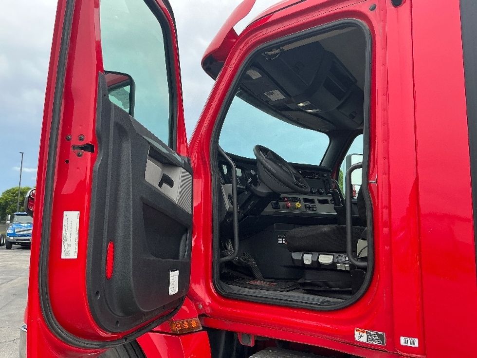 Day Cab Tractor-Heavy Duty Tractors-Freightliner-2020-T12664ST-Austin-TX-302,744\n\t\tmiles-$ 58,250 - Image 9