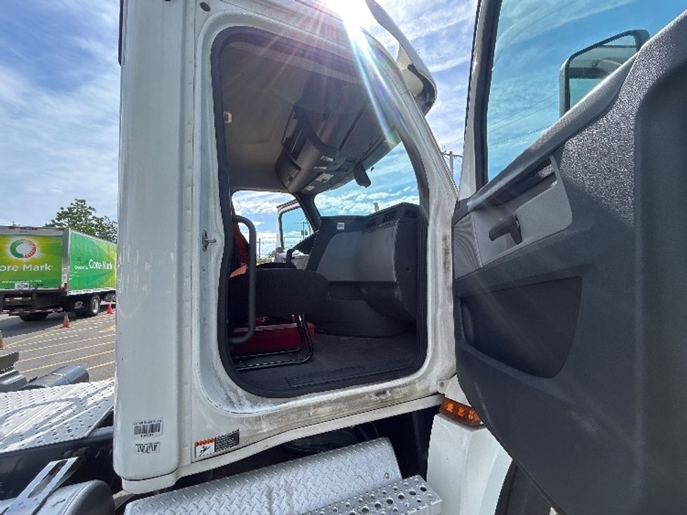 Day Cab Tractor-Heavy Duty Tractors-Freightliner-2020-T12664ST-Baltimore-MD-213,527\n\t\tmiles-$ 56,750 - Image 12