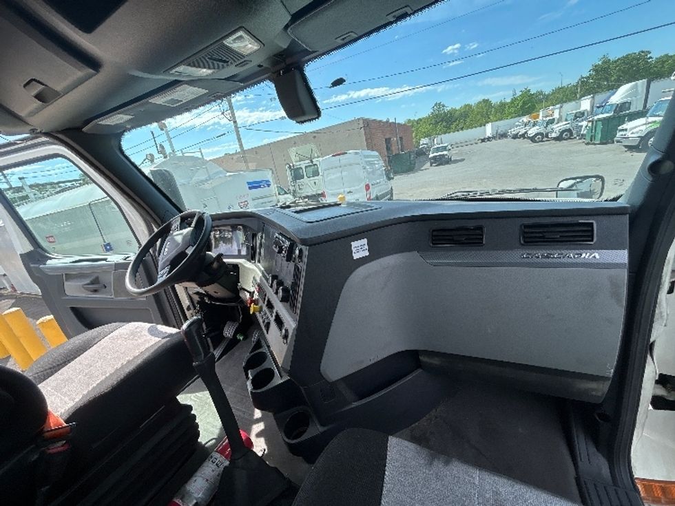 Day Cab Tractor-Heavy Duty Tractors-Freightliner-2020-T12664ST-Baltimore-MD-213,527\n\t\tmiles-$ 56,750 - Image 13