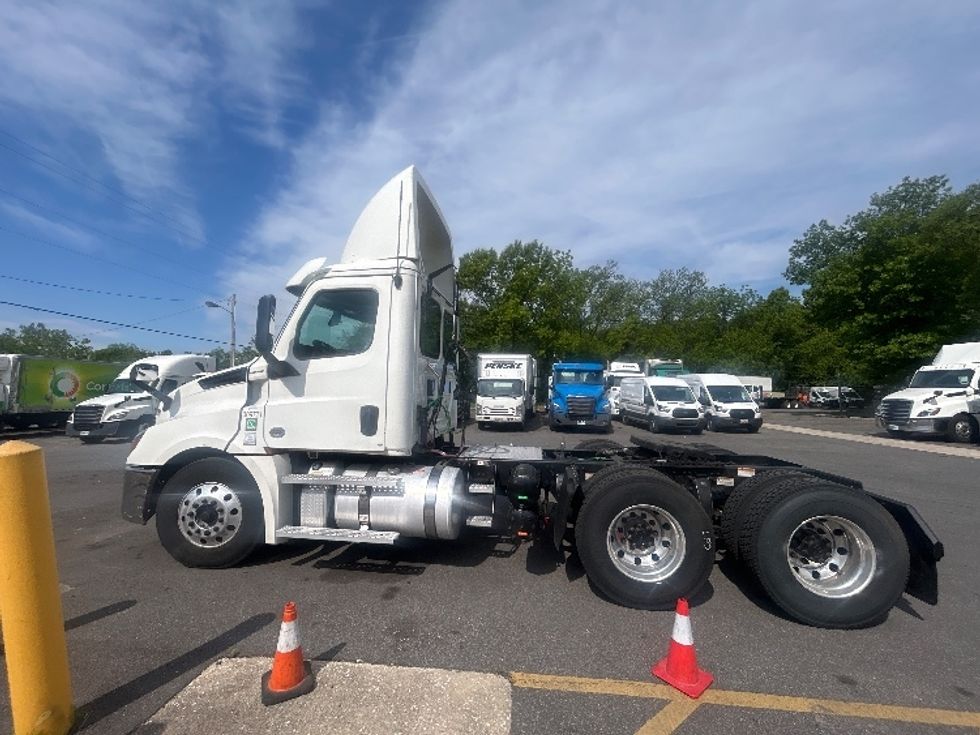 Day Cab Tractor-Heavy Duty Tractors-Freightliner-2020-T12664ST-Baltimore-MD-213,527\n\t\tmiles-$ 56,750 - Image 4