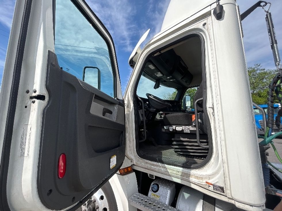 Day Cab Tractor-Heavy Duty Tractors-Freightliner-2020-T12664ST-Baltimore-MD-213,527\n\t\tmiles-$ 56,750 - Image 9