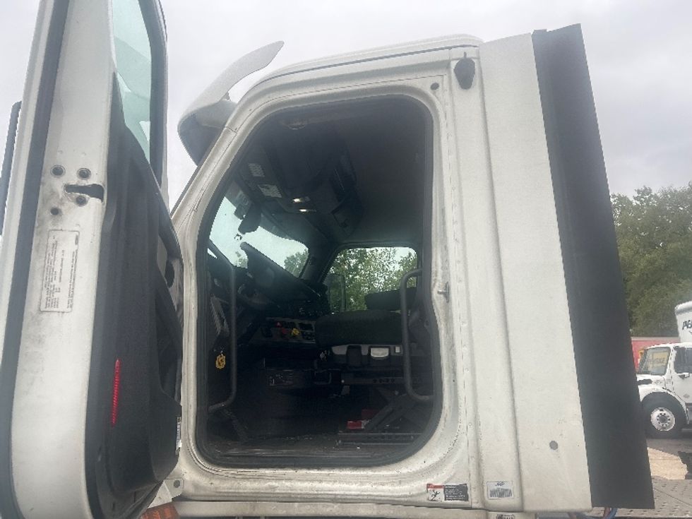 Day Cab Tractor-Heavy Duty Tractors-Freightliner-2020-T12664ST-Baltimore-MD-265,458\n\t\tmiles-$ 57,500 - Image 8