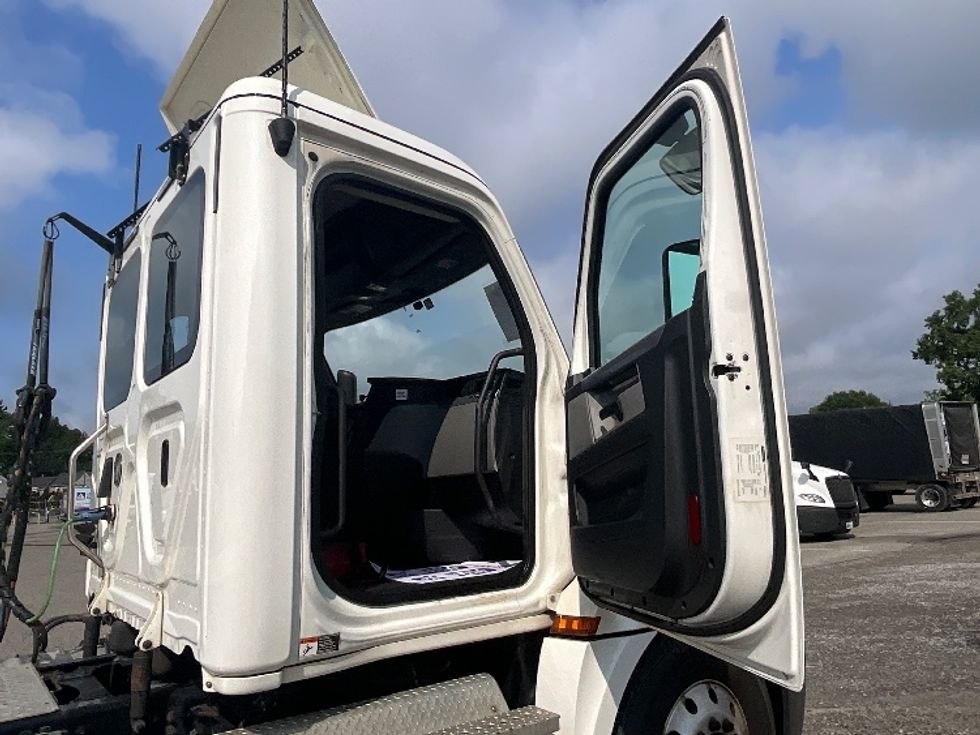Day Cab Tractor-Heavy Duty Tractors-Freightliner-2020-T12664ST-Baltimore-MD-478,523\n\t\tmiles-$ 45,750 - Image 12