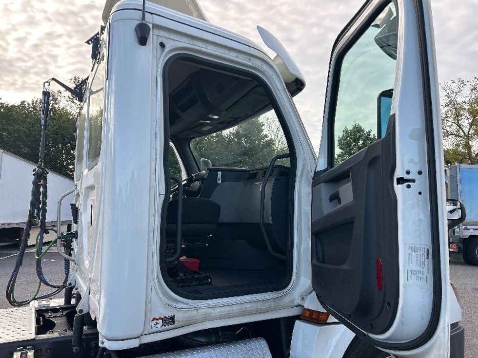 Day Cab Tractor-Heavy Duty Tractors-Freightliner-2020-T12664ST-Belcamp-MD-211,132\n\t\tmiles-$ 54,000 - Image 12