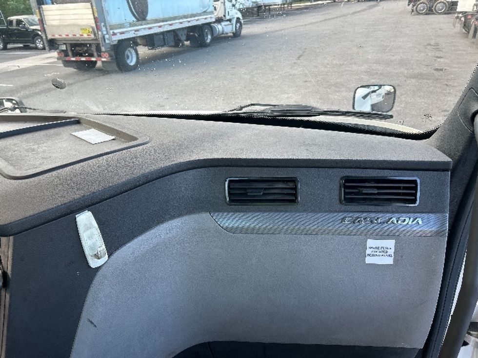 Day Cab Tractor-Heavy Duty Tractors-Freightliner-2020-T12664ST-Belcamp-MD-211,132\n\t\tmiles-$ 54,000 - Image 13