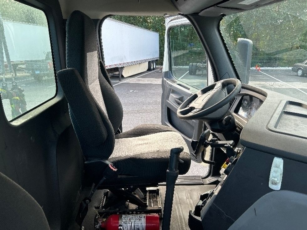 Day Cab Tractor-Heavy Duty Tractors-Freightliner-2020-T12664ST-Belcamp-MD-211,132\n\t\tmiles-$ 54,000 - Image 14