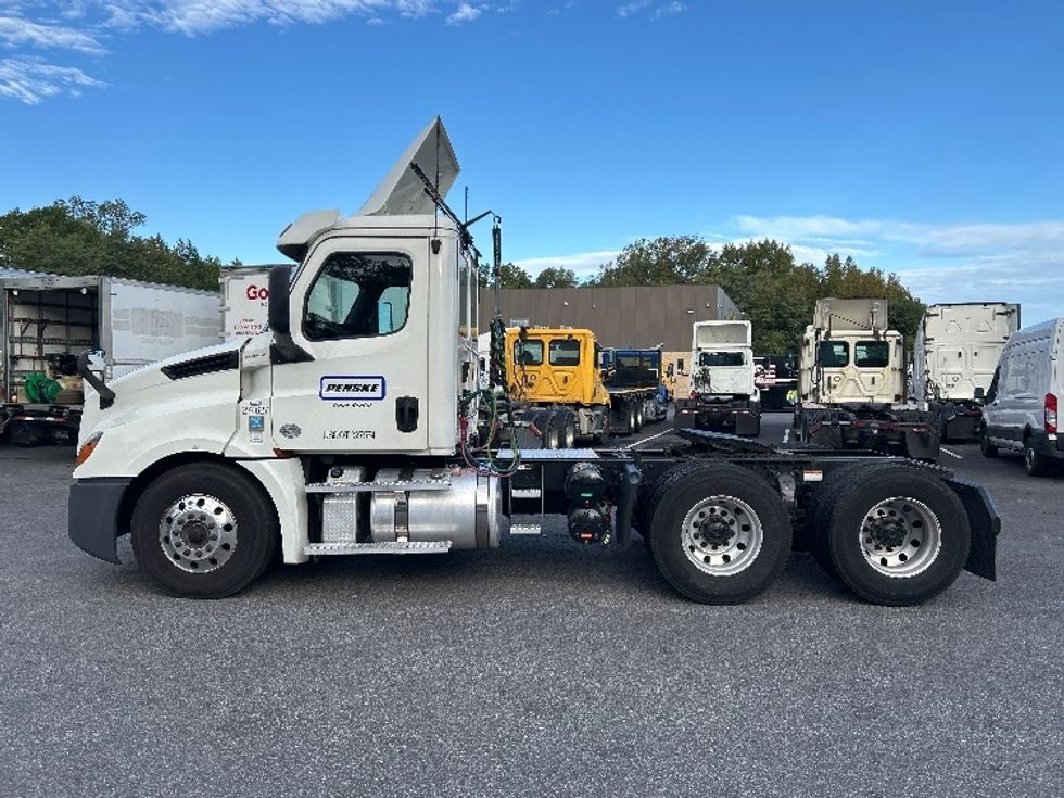 Day Cab Tractor-Heavy Duty Tractors-Freightliner-2020-T12664ST-Belcamp-MD-211,132\n\t\tmiles-$ 54,000 - Image 4