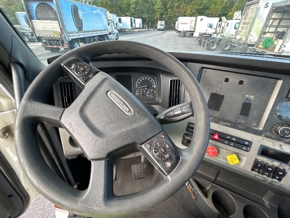 Day Cab Tractor-Heavy Duty Tractors-Freightliner-2020-T12664ST-Belcamp-MD-217,178\n\t\tmiles-$ 44,000 - Image 11