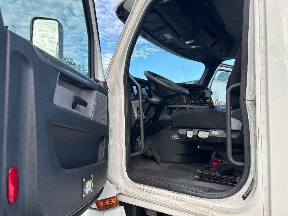 Day Cab Tractor-Heavy Duty Tractors-Freightliner-2020-T12664ST-Belcamp-MD-217,178\n\t\tmiles-$ 44,000 - Image 9