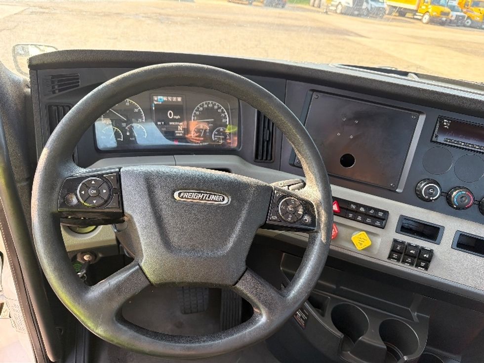 Day Cab Tractor-Heavy Duty Tractors-Freightliner-2020-T12664ST-Belden-MS-347,559\n\t\tmiles-$ 53,250 - Image 11